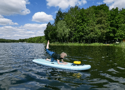 Yoga auf dem Wasser mit einem SUP
